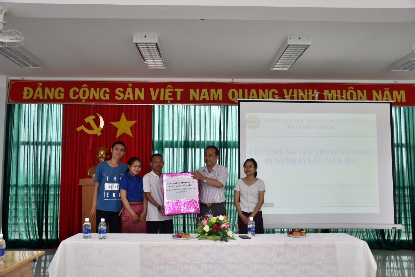 Sở Ngoại vụ tỉnh Gia Lai thăm và tặng quà cho các em du học sinh Lào tại Trường Đại học Nông Lâm TP.HCM Phân hiệu Gia Lai nhân dịp Tết Cổ truyền Pimay 2021
